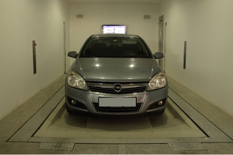 Parking automatisé avec transfert de véhicules